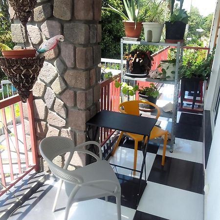 Chambre Avec Cuisine Et Sdb Semi-Privatives Separees Dans Un Ecrin De Verdure Les Abymes Εξωτερικό φωτογραφία