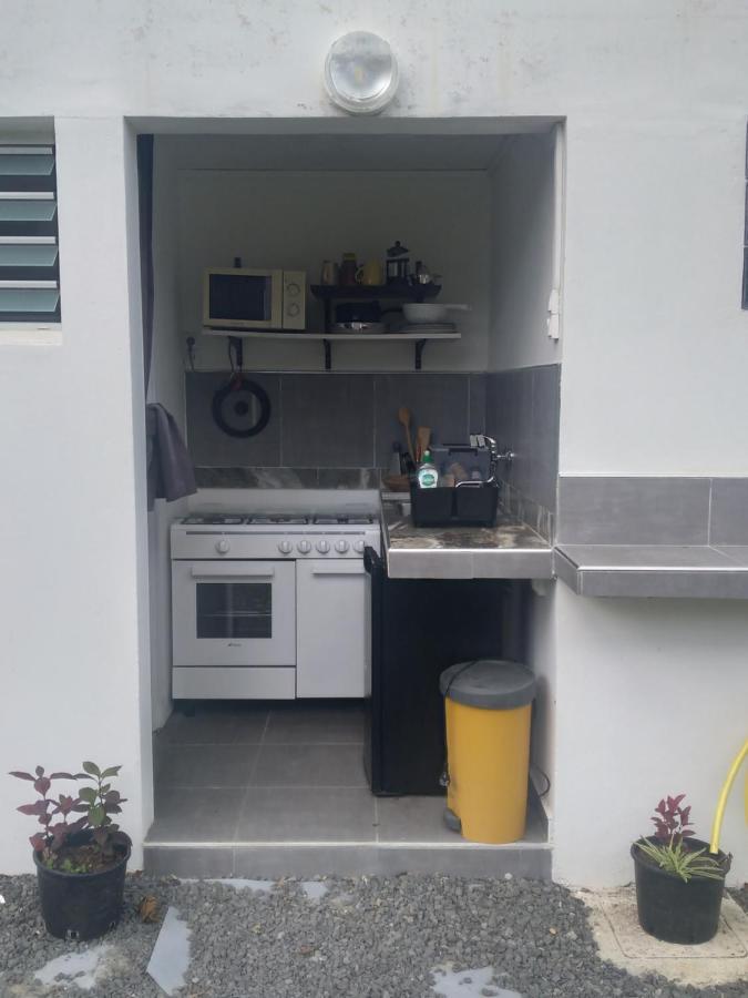 Chambre Avec Cuisine Et Sdb Semi-Privatives Separees Dans Un Ecrin De Verdure Les Abymes Εξωτερικό φωτογραφία
