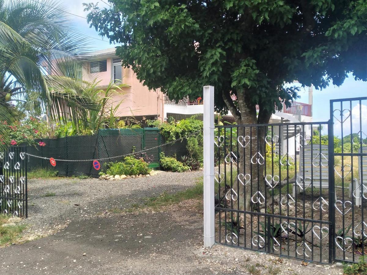 Chambre Avec Cuisine Et Sdb Semi-Privatives Separees Dans Un Ecrin De Verdure Les Abymes Εξωτερικό φωτογραφία